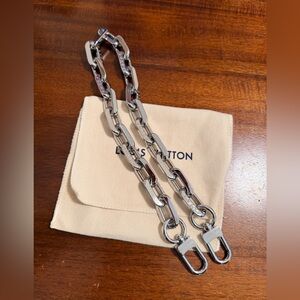 🩶NEW🩶 Louis Vuitton Silver Coussin Chain